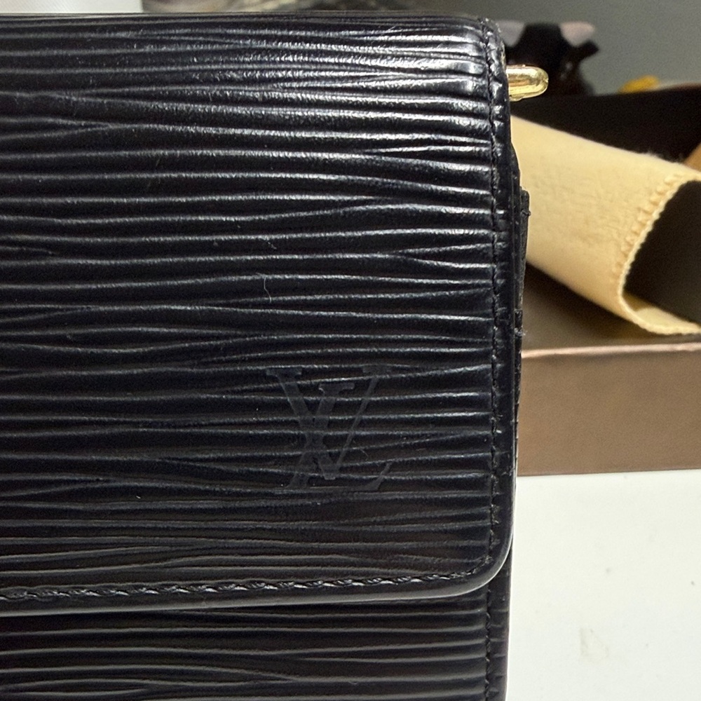 Louis Vuitton Black Epi Sarah Wallet - Picture 2 of 9
